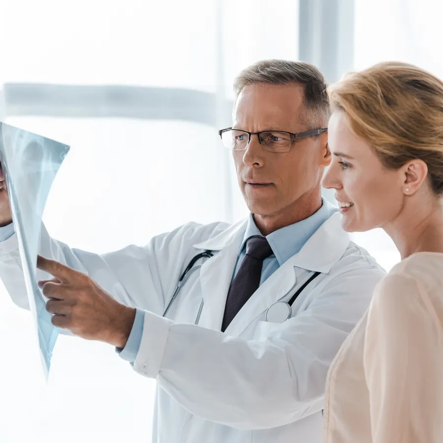 Médico explicando los resultados a un paciente