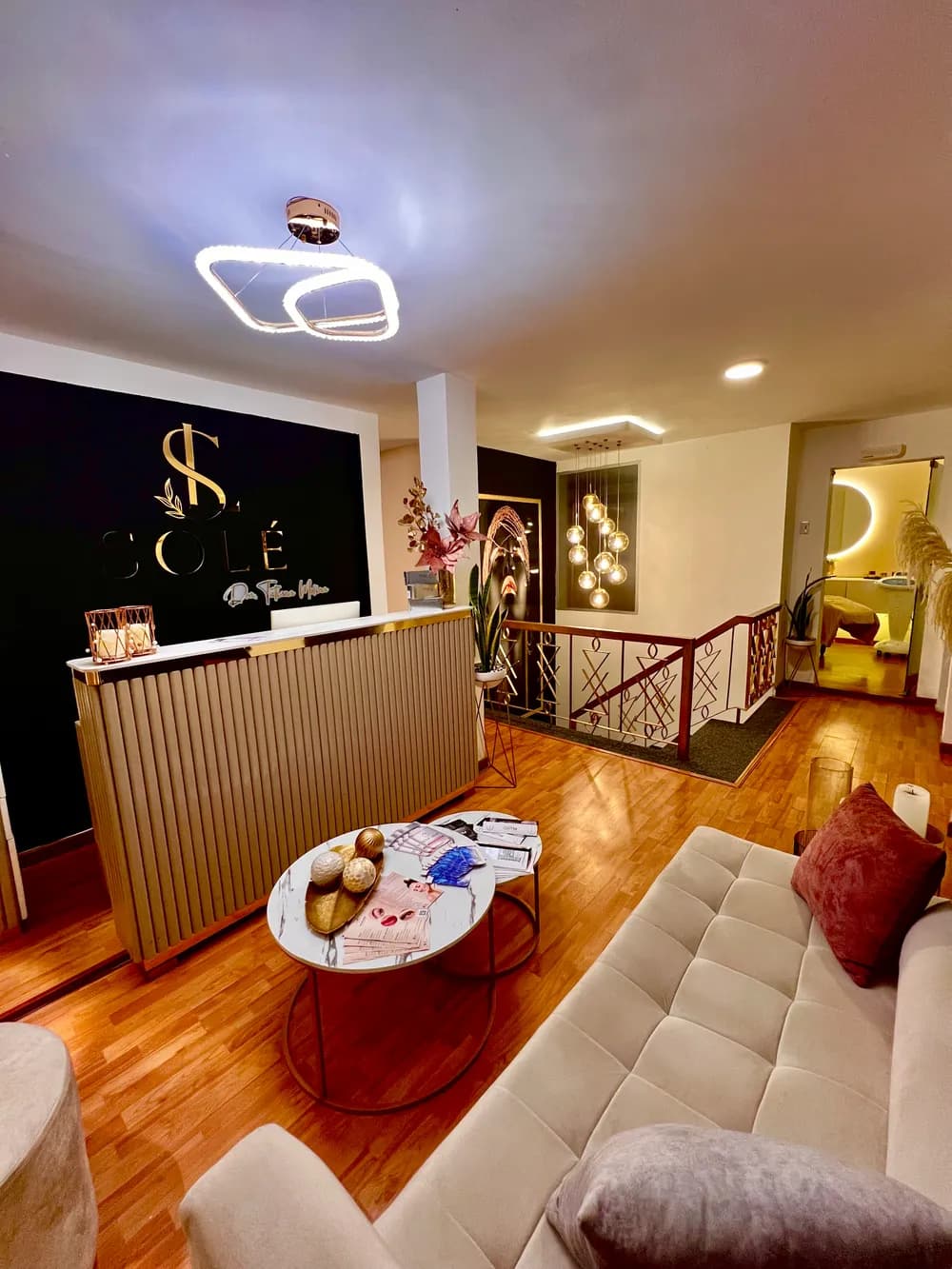 Recepción de SOLÉ VITAL con sala de espera y escaleras de madera