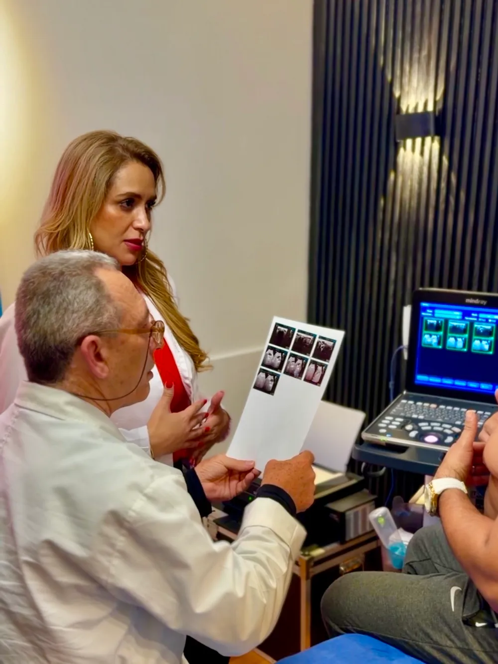 Médico entregando los resultados de la ecografía a su paciente
